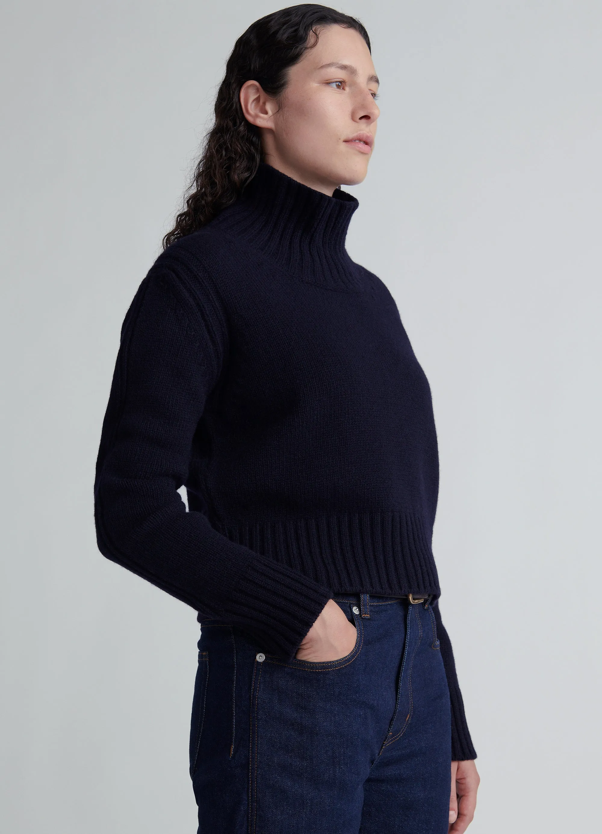 Fintra Crop High Neck in Navy